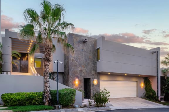 Contemporary Villa for Relaxing